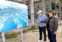 Pjs Wali Kota Batam Syamsul Bahrum saat mengunjungi pulau yang akan dikembangkan sebagai kawasan pariwisata