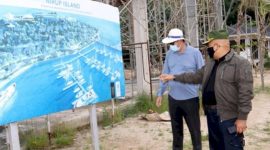 Pjs Wali Kota Batam Syamsul Bahrum saat mengunjungi pulau yang akan dikembangkan sebagai kawasan pariwisata