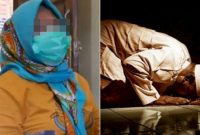 Fitri (kiri) memukul seorang imam masjid di Pinrang. (Ist)