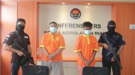 Dua orang pelaku yang diamankan Ditresnarkoba Polda Kepri (ist)