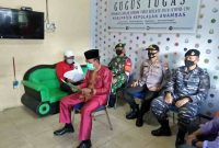 Herianto, Kepala Dinas Kesehatan yang merupakan bagian Satgas Covid-19 (depan, baju koko warna merah), saat sampaikan rilis penambahan pasien baru Covid-19 di Anambas. (ist)