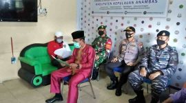 Herianto, Kepala Dinas Kesehatan yang merupakan bagian Satgas Covid-19 (depan, baju koko warna merah), saat sampaikan rilis penambahan pasien baru Covid-19 di Anambas. (ist)