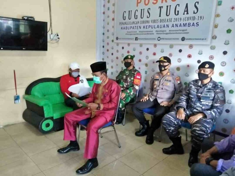 Herianto, Kepala Dinas Kesehatan yang merupakan bagian Satgas Covid-19 (depan, baju koko warna merah), saat sampaikan rilis penambahan pasien baru Covid-19 di Anambas. (ist)