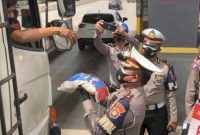 Ilustrasi polisi bagikan beras di gerbang tol. (INDOZONE/Samsudhuha Wildansyah)