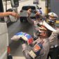 Ilustrasi polisi bagikan beras di gerbang tol. (INDOZONE/Samsudhuha Wildansyah)