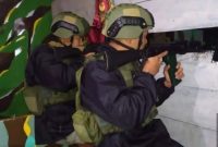 Keterangan gambar : Personel Sat Brimob Polda Kepri BKO di Polda Papua saat melakukan Piket Serambi Malam Siaga Fajar dalam Ops Pamrahwan dan antisipasi KKB 2020. (Foto : hasil screenshot video kiriman dari Brimob Polda Kepri)