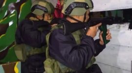 Keterangan gambar : Personel Sat Brimob Polda Kepri BKO di Polda Papua saat melakukan Piket Serambi Malam Siaga Fajar dalam Ops Pamrahwan dan antisipasi KKB 2020. (Foto : hasil screenshot video kiriman dari Brimob Polda Kepri)