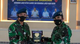 Letkol Pnb Urip Widodo (kiri) dan Pangkoopsau I Marda TNI Ir Tri Bowo Budi Santoso (kanan), saat bersua foto bersama. (ist)