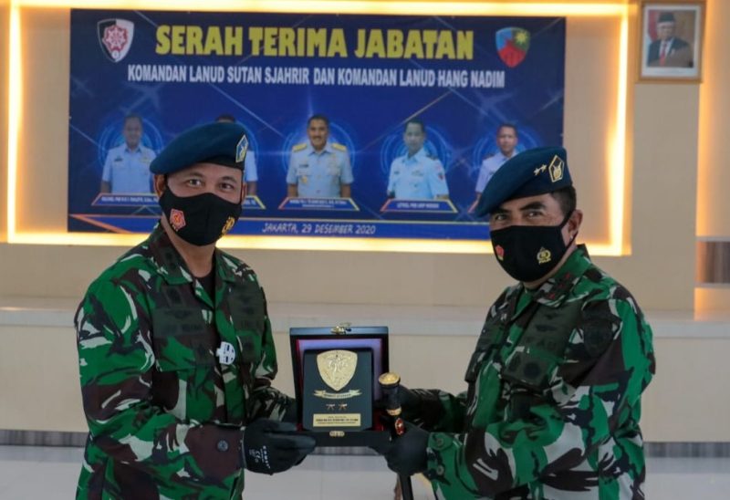 Letkol Pnb Urip Widodo (kiri) dan Pangkoopsau I Marda TNI Ir Tri Bowo Budi Santoso (kanan), saat bersua foto bersama. (ist)