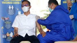 Amsakar Achmad divaksin (ist)