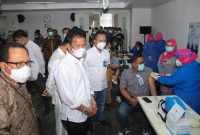 Rudi meninjau vaksinasi (ist)