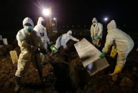 Ilustrasi penguburan jenazah COVID-19 / Foto: Kompas