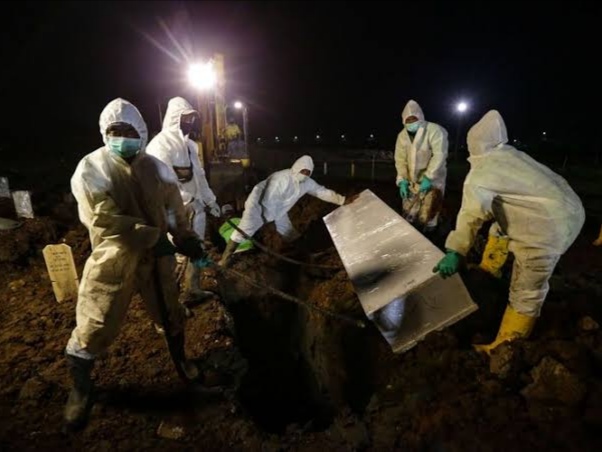 Ilustrasi penguburan jenazah COVID-19 / Foto: Kompas