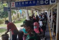 Puluhan pekerja migran Indonesia (PMI) dari Malaysia mengantre memasuki Pelabuhan Internasional Batam Centre, beberapa waktu lalu / Foto: ANTARA/Yuniati Jannatun Naim