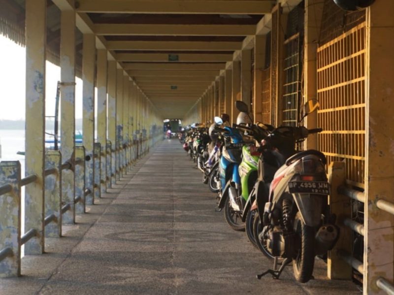 Sejumlah kendaraan roda dua terparkir di dermaga Pulau Penyengat / Foto: Istimewa