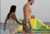 Lelaki dan perempuan bebas berinteraksi di pantai Pure Beach, Arab Saudi / Foto: AFP/FAYEZ NURELDINE
