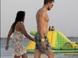 Lelaki dan perempuan bebas berinteraksi di pantai Pure Beach, Arab Saudi / Foto: AFP/FAYEZ NURELDINE
