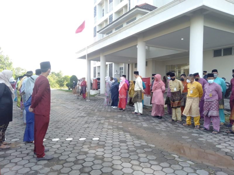 Wawako Tanjungpinang Endang Abdullah memimpin apel di kantor Dinas Kepemudaan dan Olahraga (Dispora) Kota Tanjungpinang / Foto: Istimewa