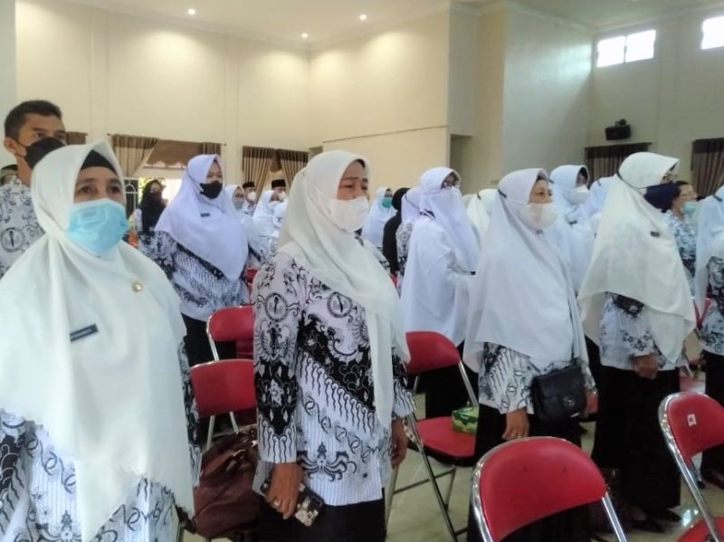 Peringatan Hari Ulang Tahun (HUT) ke-76 Persatuan Guru Republik Indonesia (PGRI) dan Hari Guru Nasional (HGN) 2021, di aula SMPN 4 Tanjungpinang / Foto: Istimewa