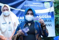 Wali Kota Tanjungpinang Rahma menunjukkan kartu kendali gas LPG 3 kilogram / Foto: Istimewa