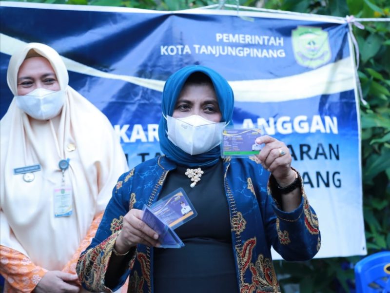 Wali Kota Tanjungpinang Rahma menunjukkan kartu kendali gas LPG 3 kilogram / Foto: Istimewa