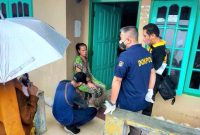 Satgas COVID-19 Tanjungpinang melalukan vaksinasi ke warga secara door to door / Foto: Istimewa