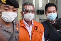 Bupati Bintan nonaktif Apri Sujadi (tengah) berjalan menuju mobil tahanan usai diperiksa di gedung KPK, Jakarta, Kamis (12/8/2021) / Foto: ANTARA