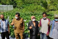 Gubernur Provinsi Kepri Ansar Ahmad didampingi Wali Kota Tanjungpinang Rahma, menyerahkan bantuan alat pertanian di Kampung Sei Ladi, Jalan Daeng Celak, Kelurahan Kampung Bugis, Kota Tanjungpinang / Foto: Istimewa