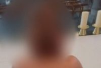 Pasangan di Belgia berhubungan seks di belakang altar gereja dan merekamnya. Video itu kini viral dan memicu kemarahan publik/ Foto: CEN via Daily Star