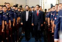 Presiden Joko Widodo (kanan) berjalan bersama Ketua Umum Partai NasDem Surya Paloh (kiri) / Foto: MI/Panca Syukrani