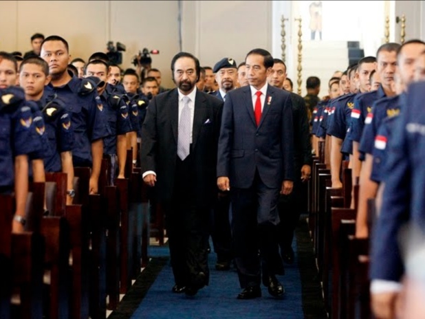 Presiden Joko Widodo (kanan) berjalan bersama Ketua Umum Partai NasDem Surya Paloh (kiri) / Foto: MI/Panca Syukrani