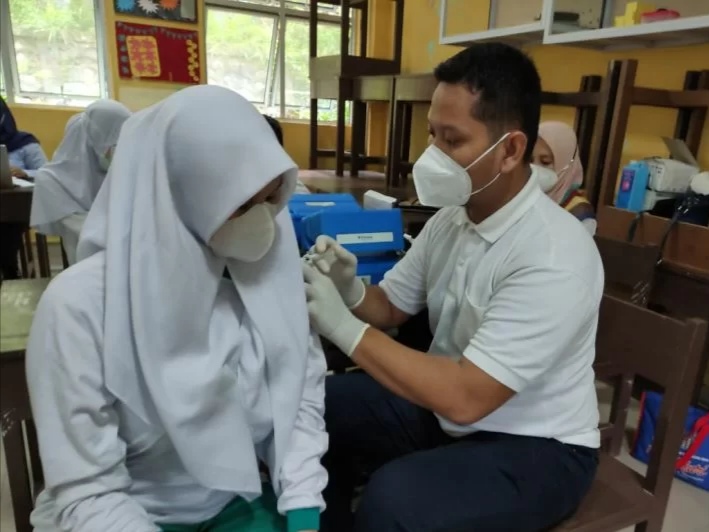 Vaksinasi COVID-19 kepada pelajar Kota Batam / Foto: ANTARA