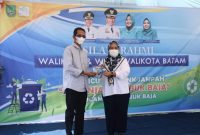 Wakil Wali Kota Batam Amsakar Achmad meresmikan bank sampah Kecamatan Lubuk Baja / Foto: MC Batam
