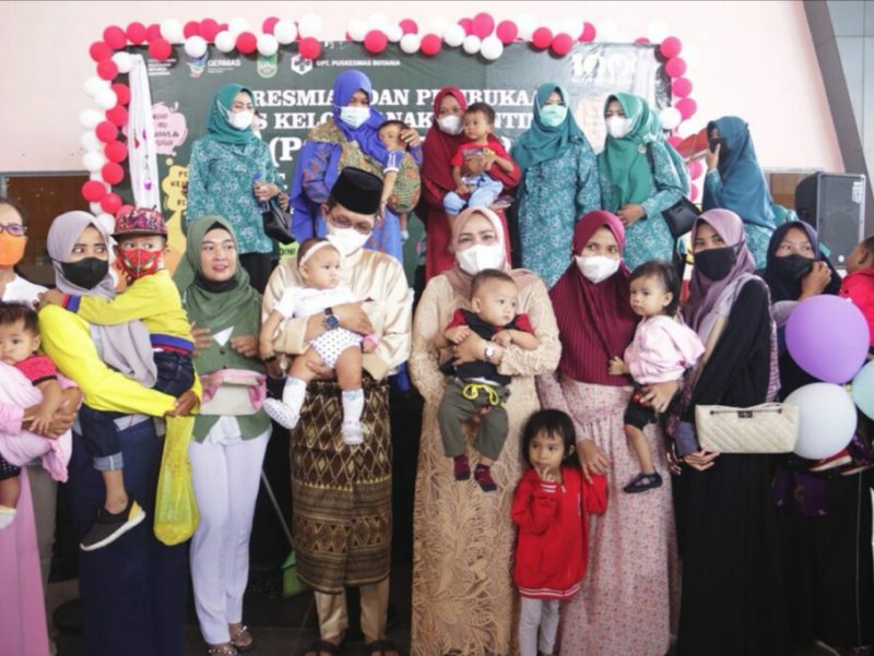 Wakil Wali Kota Batam, Amsakar Achmad dan istri Erlita Sari membuka Pos Kelola Anak Stunting (Poslanting) UPT Puskesmas Botania. Foto: MC Batam