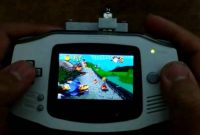 Alfonso Rodrigo menggunakan kartrid khusus agar Game Boy Advance lawas miliknya bisa memainkan game PlayStation. Foto/Gizmodo.
