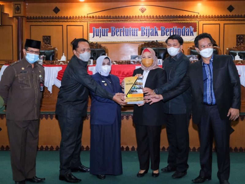 Wali Kota Tanjungpinang Rahma menyampaikan nota keuangan Rancangan Anggaran Pendapatan dan Belanja Daerah (R-APBD) Kota Tanjungpinang Tahun Anggaran (TA) 2022. Foto: Istimewa