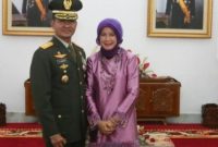 Brigjen TNI Muhammad Zamroni, S.IP dan istri. Foto: Istimewa