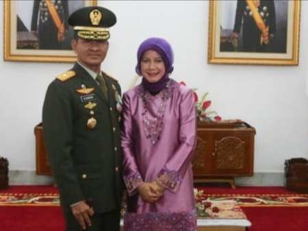 Brigjen TNI Muhammad Zamroni, S.IP dan istri. Foto: Istimewa