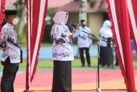 Wali Kota Tanjungpinang, Rahma, saat membacakan sambutan Ketua Umum Pengurus Besar PGRI pada upacara HUT ke-76 PGRI dan Hari Guru Nasional (HGN) 2021. Foto: Istimewa