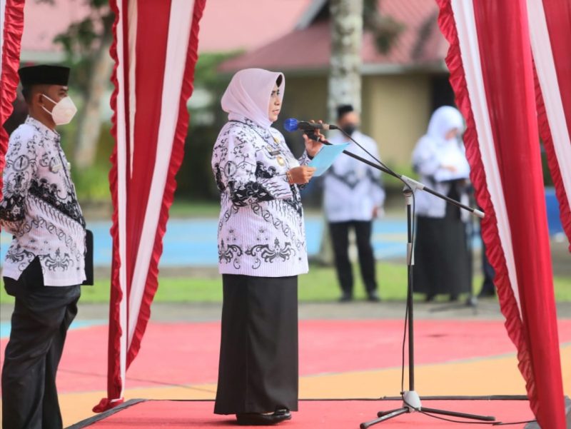 Wali Kota Tanjungpinang, Rahma, saat membacakan sambutan Ketua Umum Pengurus Besar PGRI pada upacara HUT ke-76 PGRI dan Hari Guru Nasional (HGN) 2021. Foto: Istimewa
