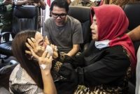 Anggiat Pasaribu memohon maaf kepada Wasniar, Ibunda Arteria Dahlan. Foto: SINDONEWS