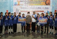 Wakil Wali Kota Batam Amsakar Achmad saat penutupan Kejurda Bola Voli se-Kepri di GOR Sekolah Harapan Utama. Foto: MC Batam