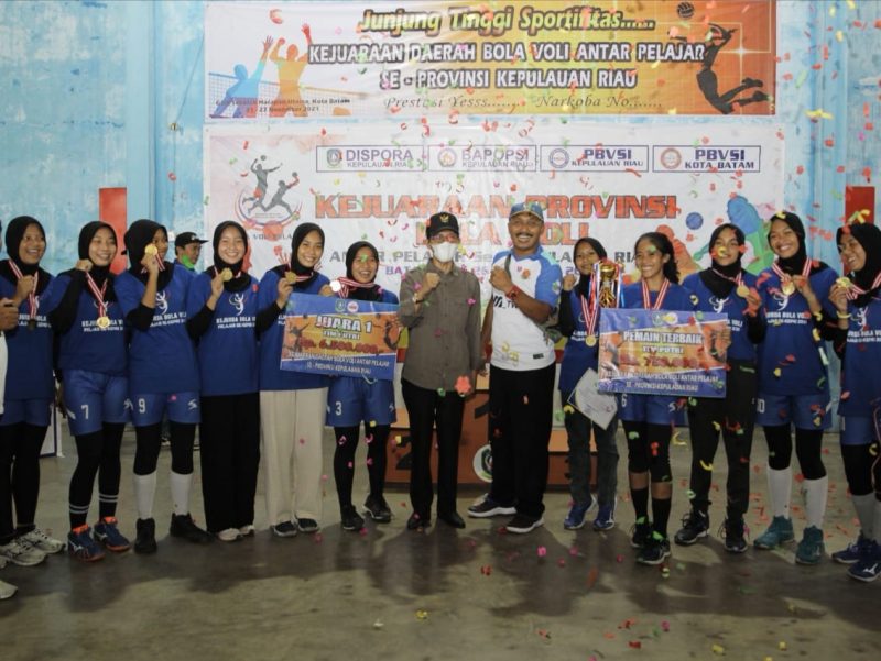 Wakil Wali Kota Batam Amsakar Achmad saat penutupan Kejurda Bola Voli se-Kepri di GOR Sekolah Harapan Utama. Foto: MC Batam