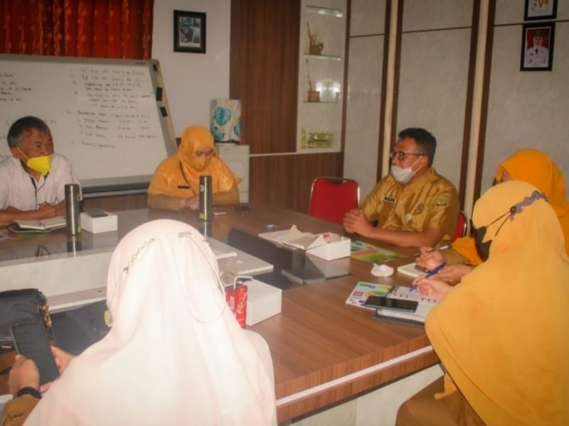 Pemko Tanjungpinang melalui Dinas Lingkungan Hidup (DLH) berikan penguatan kapasitas terhadap kelompok kerja tiga calon Program Kampung Iklim (Proklim) Lestari. Foto: Istimewa