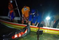 Tim SAR saat evakuasi korban. Foto: ANTARA