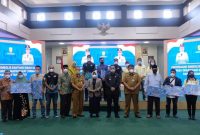 Pemko Tanjungpinang melalui Badan Kesatuan Bangsa dan Politik (Kesbangpol) serahkan bantuan uang secara simbolis kepada Organisasi Masyarakat (Ormas) dan Yayasan Tahun Anggaran 2021. Foto: Istimewa