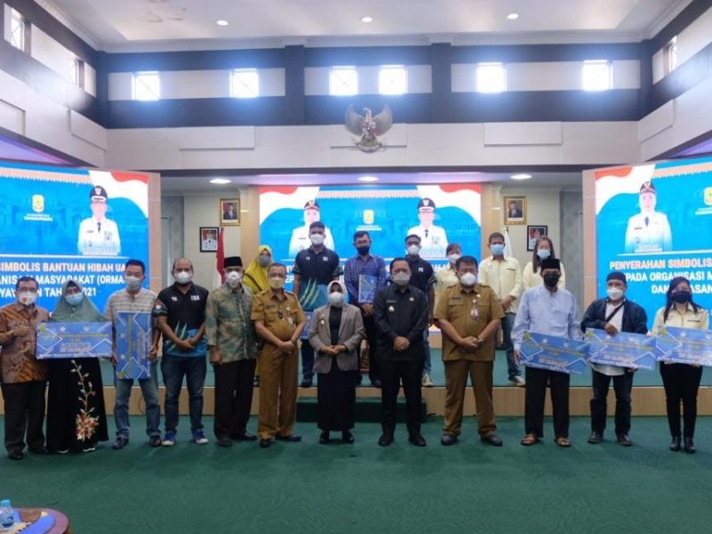 Pemko Tanjungpinang melalui Badan Kesatuan Bangsa dan Politik (Kesbangpol) serahkan bantuan uang secara simbolis kepada Organisasi Masyarakat (Ormas) dan Yayasan Tahun Anggaran 2021. Foto: Istimewa