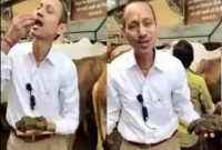 Dokter di India makan kotoran sapi. Foto: MINEWS.ID