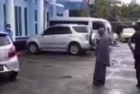 Tangkapan layar video seorang perempuan yang salat di pintu Gereja. Foto: Twitter