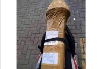 Paket yang berbentuk penis. Foto: Instagram